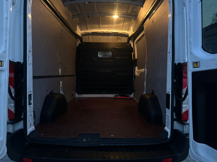 Ford Transit photo 10