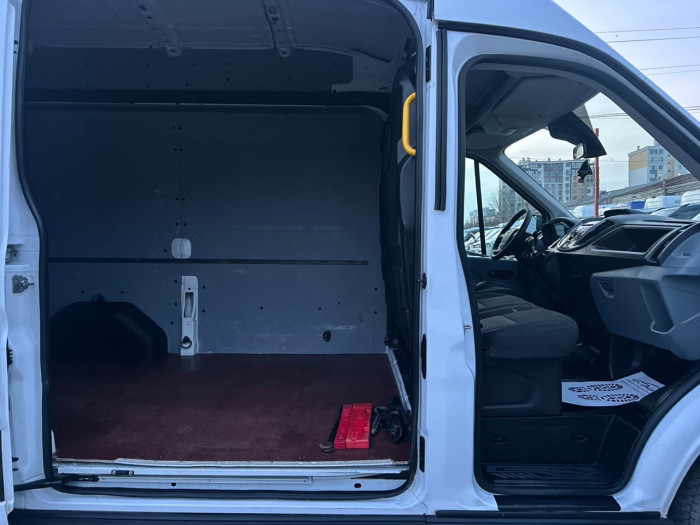 Ford Transit photo 9