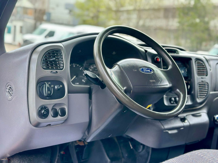 Ford Transit photo 6