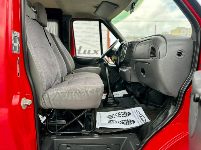 Ford Transit photo 9