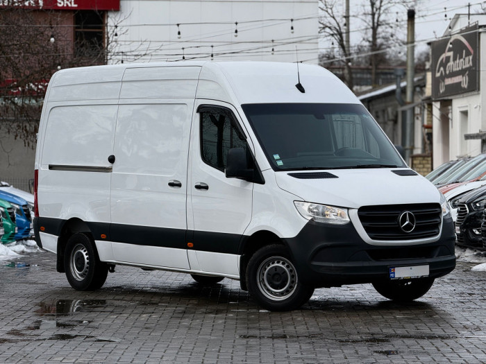 Mercedes Sprinter photo