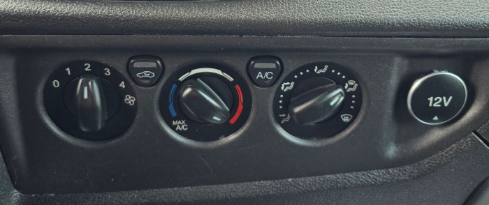 Ford Transit photo 12