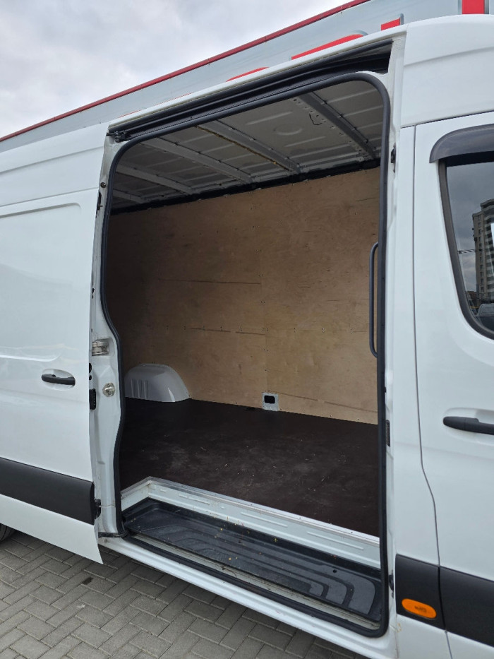 Mercedes Sprinter photo 9