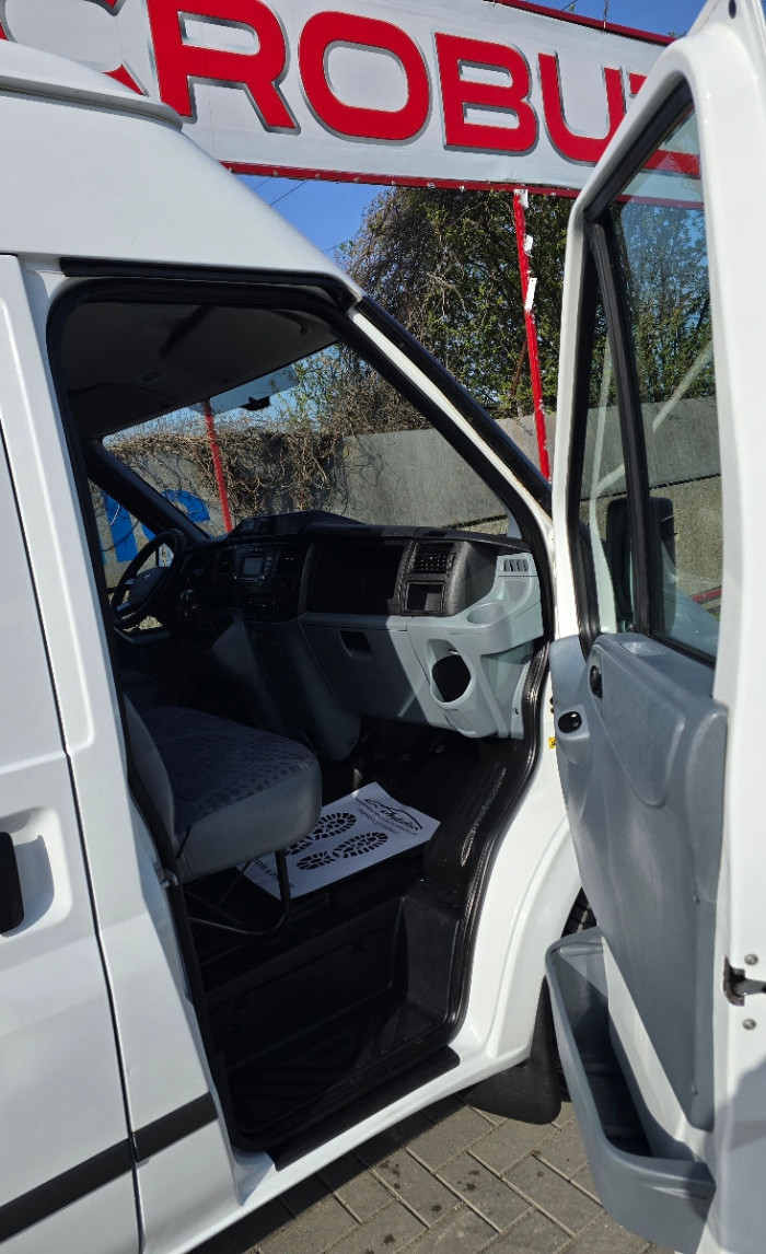 Ford Transit photo 8