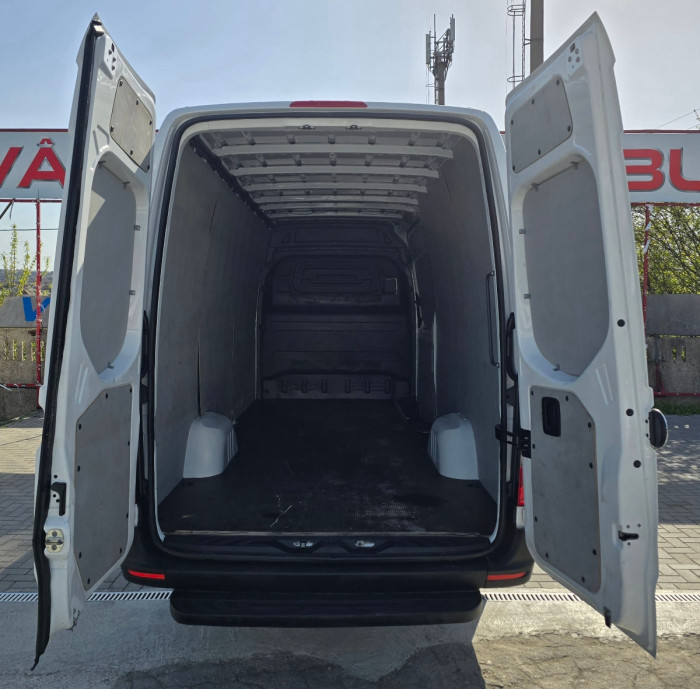 Mercedes Sprinter photo 11