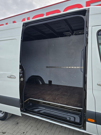 Mercedes Sprinter photo 11